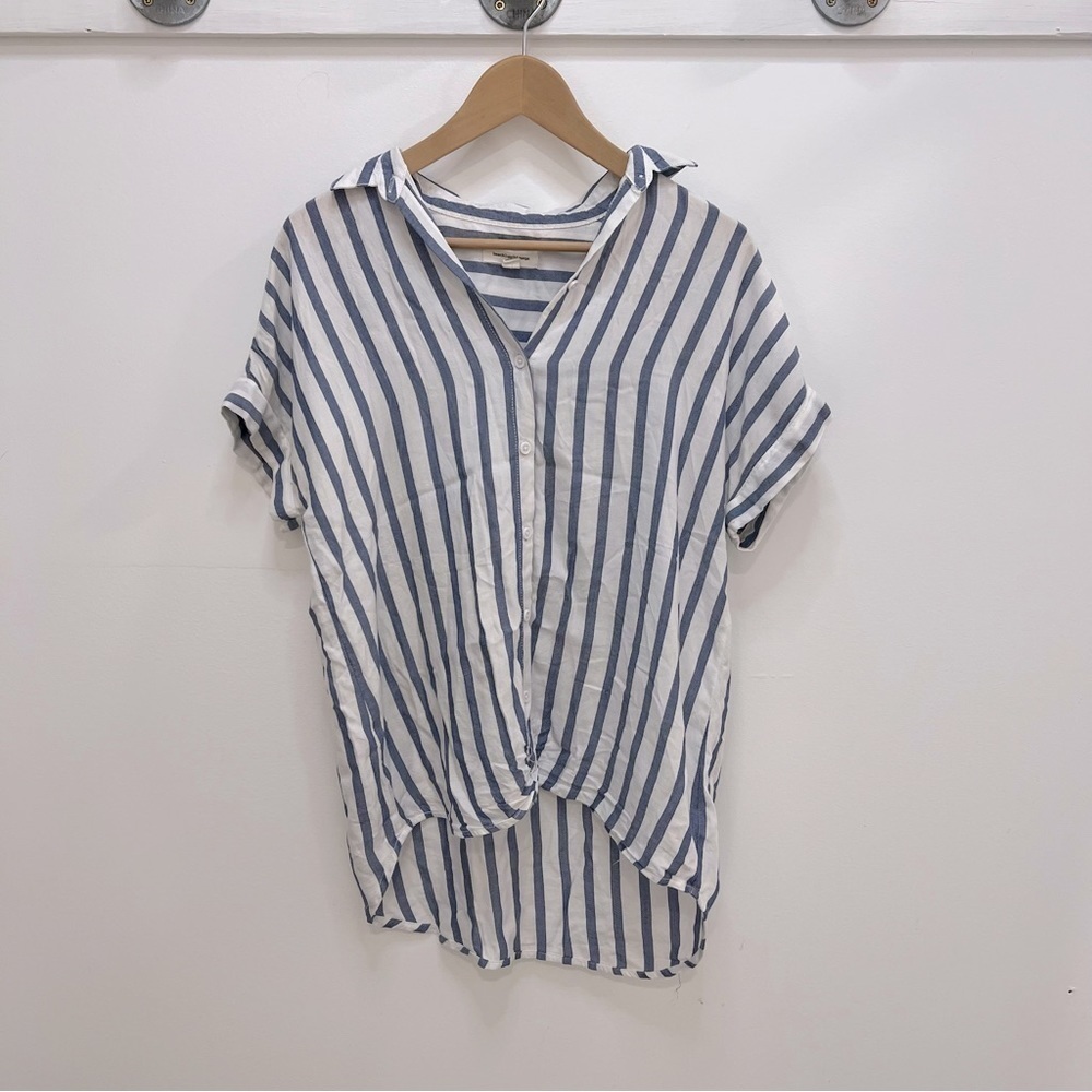 𝅺BEACH lunch lounge striped button down shirt
